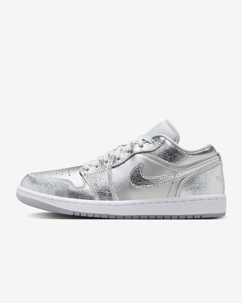 JORDAN 1 LOW SE -METALLIC SILVER- (W)