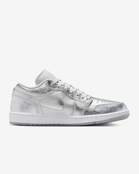 JORDAN 1 LOW SE -METALLIC SILVER- (W)