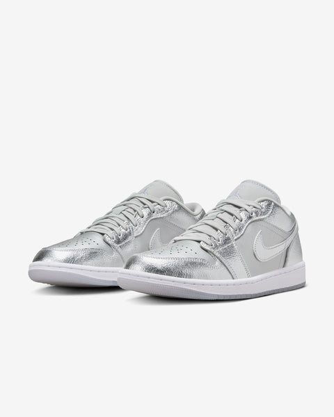 JORDAN 1 LOW SE -METALLIC SILVER- (W)