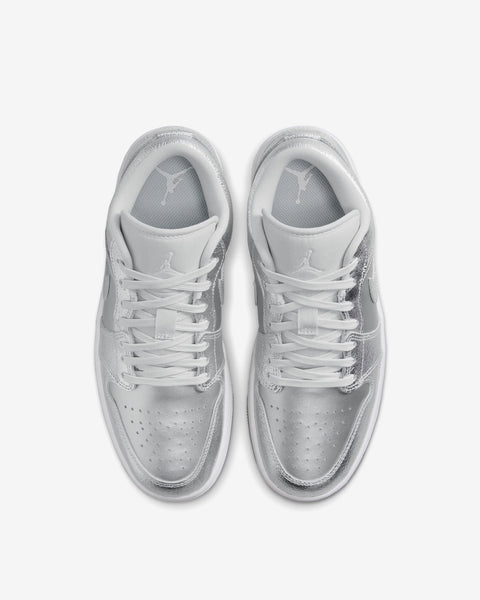 JORDAN 1 LOW SE -METALLIC SILVER- (W)