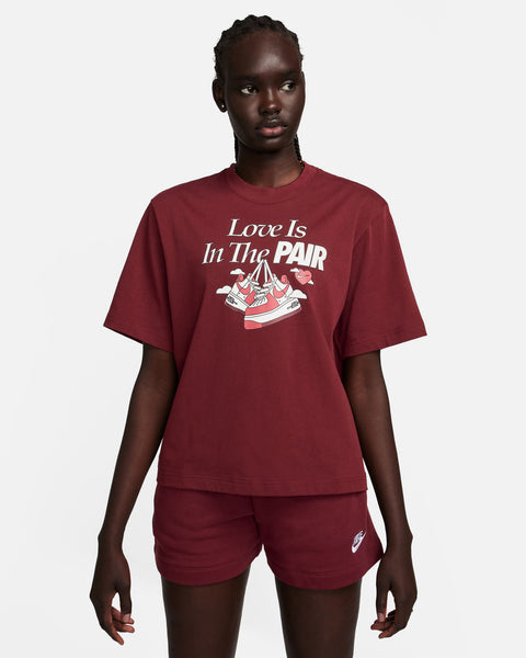 NIKE BOXY VALENTINES DAY TEE (W)